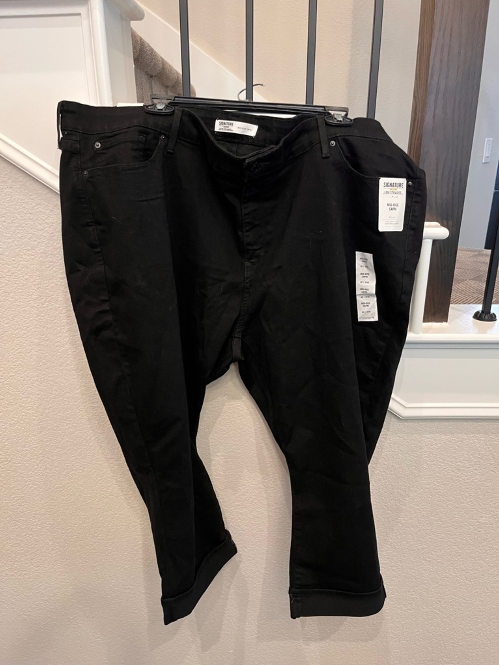 Signature by Levi Strauss Black Mid-Rise Capri plus size 20w in Black